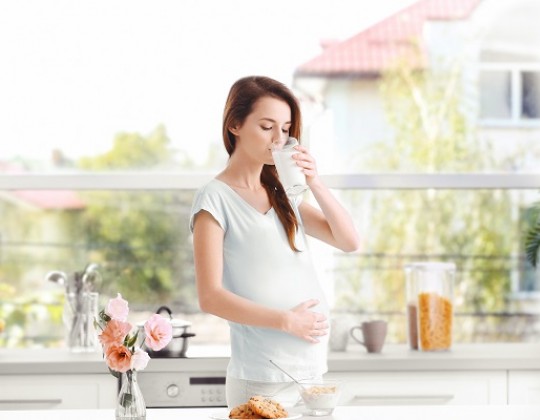 [Sổ tay mẹ bầu] Mẹ mang thai 3 tháng đầu nên uống sữa bầu không?